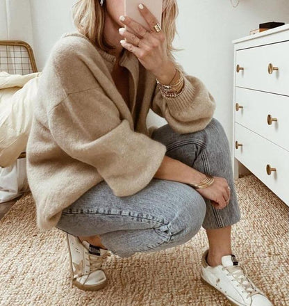 Ontdek het Joy vest: een stijlvol gebreid vest met een relaxte pasvorm, ontworpen voor ultiem comfort en veelzijdigheid. Perfect voor casual dagen, thuis loungen of een ontspannen werkdag. Combineer eenvoudig met jeans, leggings of jurken en voeg een vleugje tijdloze charme toe aan je outfit. Verkrijgbaar in een zachte beige tint en maten S-L. Upgrade je garderobe met dit comfortabele en trendy item. Bestel nu en geniet van moeiteloze stijl en warmte!