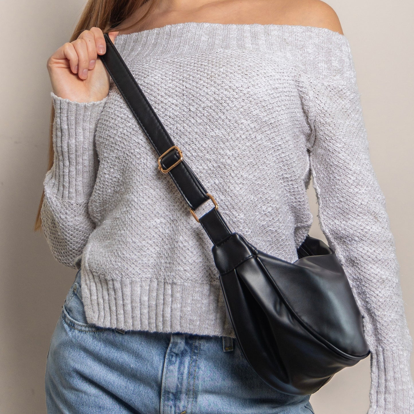 Strakke, compacte schoudertas in minimalistische vorm – licht en functioneel voor de herfst.