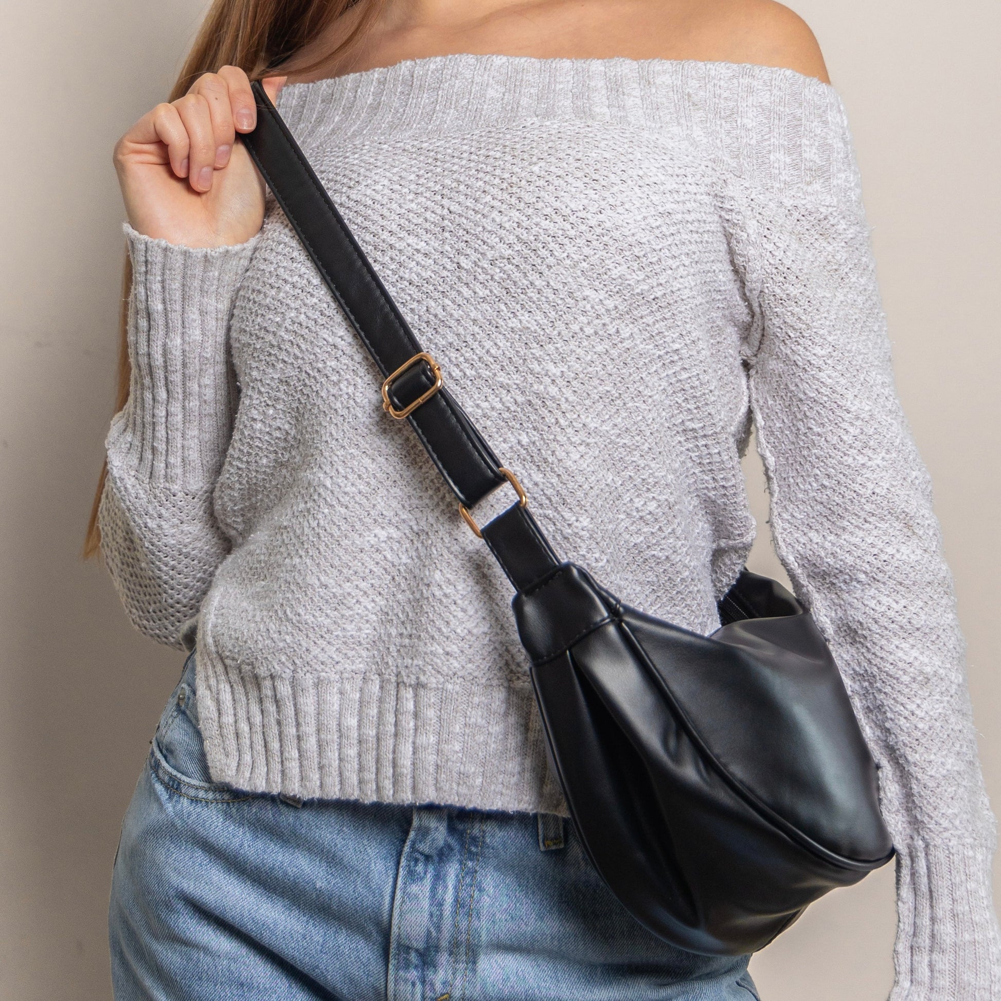 Strakke, compacte schoudertas in minimalistische vorm – licht en functioneel voor de herfst.