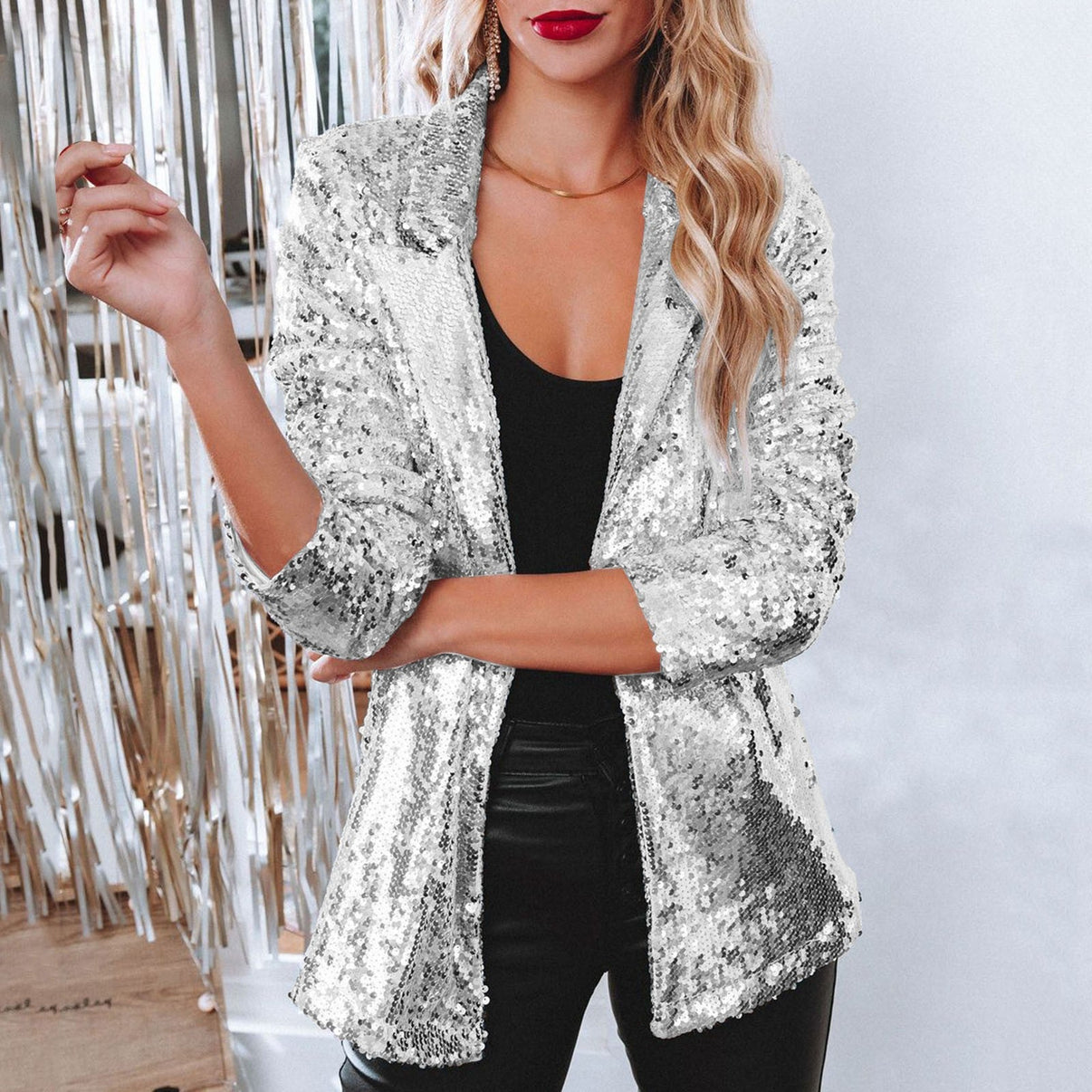 vrouw in feestelijke blazer met pailletten (lovertjes) 