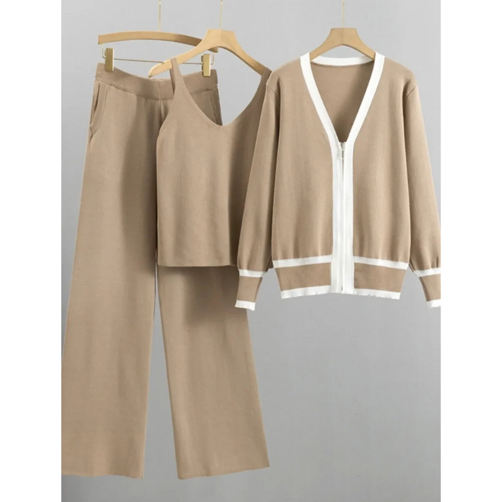 Upgrade je loungewear met de Lilah drie-delige set, bestaande uit een cardigan, top en broek. Deze veelzijdige set biedt ultiem comfort en stijl, perfect voor relaxte dagen thuis of casual afspraken. Verkrijgbaar in chique kleuren Khaki, Wit en Grijs, en ontworpen met een zachte, comfortabele pasvorm. Combineer en match de stukken voor eindeloze stylingopties en een verzorgde look. Bestel de Lilah vandaag nog en ervaar moeiteloze elegantie en veelzijdigheid in één complete set!