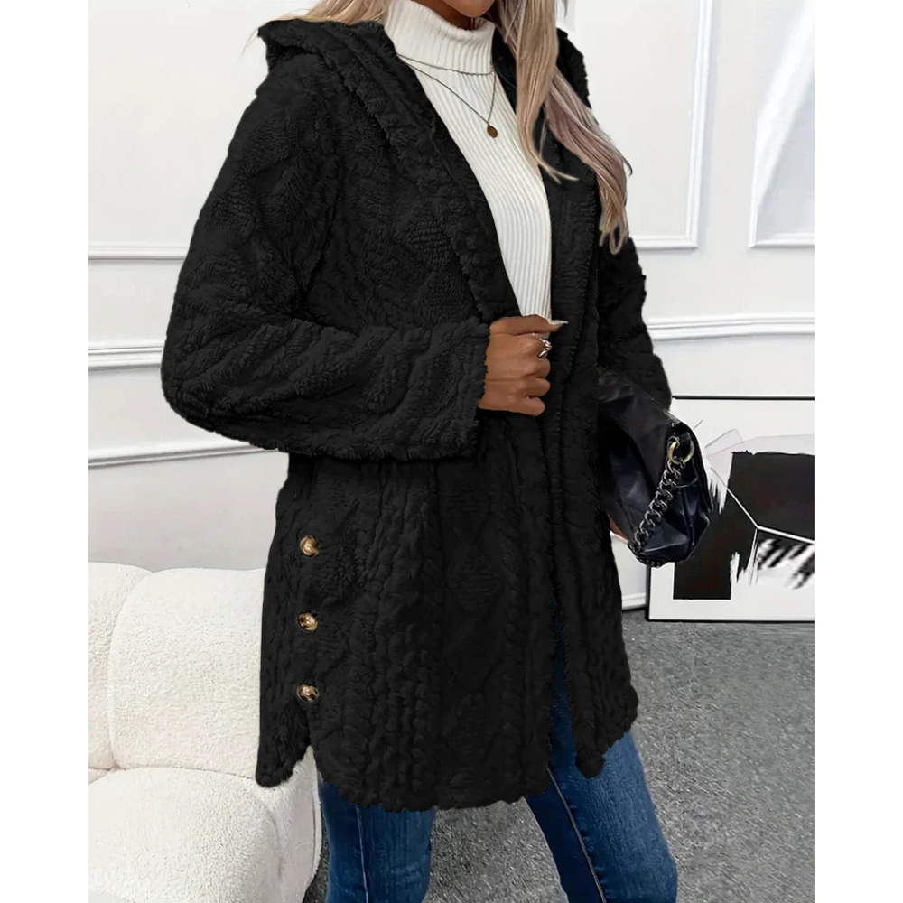 Ontdek de Lourdes, een gewatteerde jas die stijl en warmte combineert voor koude dagen. Met een comfortabele pasvorm en capuchon biedt de Lourdes moeiteloze chic en extra warmte. Perfect voor casual uitjes of als stijlvolle laag, verkrijgbaar in Beige, Zwart, Grijs en Bruin (maten S-2XL). Het veelzijdige ontwerp past bij elke outfit. Bestel vandaag nog en ervaar tijdloze elegantie en comfort!