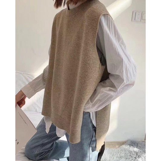 Ontdek de Lyana, een stijlvolle mouwloze laag perfect voor het overgangsseizoen. Combineer warmte en chique uitstraling met deze must-have, ideaal over shirts of blouses. Verkrijgbaar in Khaki en Koffie, met een comfortabele pasvorm voor casual uitjes, kantoor of brunches. Upgrade je garderobe met deze zachte en veelzijdige laag. Bestel nu en voeg moeiteloze stijl en elegantie toe aan je dagelijkse outfits!