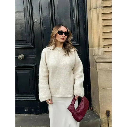 Ontdek de Mireille, een knusse en stijlvolle must-have voor de koelere maanden. Dit veelzijdige ontwerp biedt een relaxte pasvorm en tijdloze elegantie, ideaal voor casual uitjes, knusse avonden of ontspannen weekenden. Verkrijgbaar in Gestreept, Wit, Blauw, Karamel en Grijs, en maten S-L. Perfect om te layeren of op zichzelf te dragen, de Mireille combineert comfort en stijl moeiteloos. Bestel nu en voeg veelzijdige verfijning toe aan je garderobe!