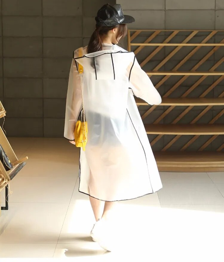 Blijf stijlvol droog met de Marya transparante regenjas voor dames. Deze modieuze regenjas combineert functionaliteit met trendy design, dankzij het transparante materiaal dat je outfit zichtbaar houdt. Voorzien van een capuchon en knoopsluiting biedt de Marya optimale bescherming tegen regen. Verkrijgbaar in zwart, roze en groen, en maten M tot 2XL. Gemaakt van hoogwaardig kunststof voor duurzaamheid en comfort. Upgrade je regenkleding met de Marya en trotseer elke bui met flair.