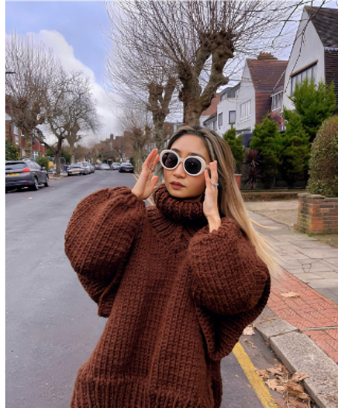 Ontdek de Odessa, een oversized gebreide coltrui die comfort en stijl combineert. Perfect voor koelere dagen, met een grof gebreid design, ontspannen pasvorm en tijdloos silhouet. Draag deze veelzijdige trui met jeans, leggings of rokken voor een knusse en trendy look. Verkrijgbaar in Wit, Zwart, Blauw, Grijs, Legergroen, Khaki en Bruin, in maten S-XL. Voeg warmte en elegantie toe aan je garderobe met de Odessa. Bestel nu en geniet van moeiteloze stijl en ultiem comfort!