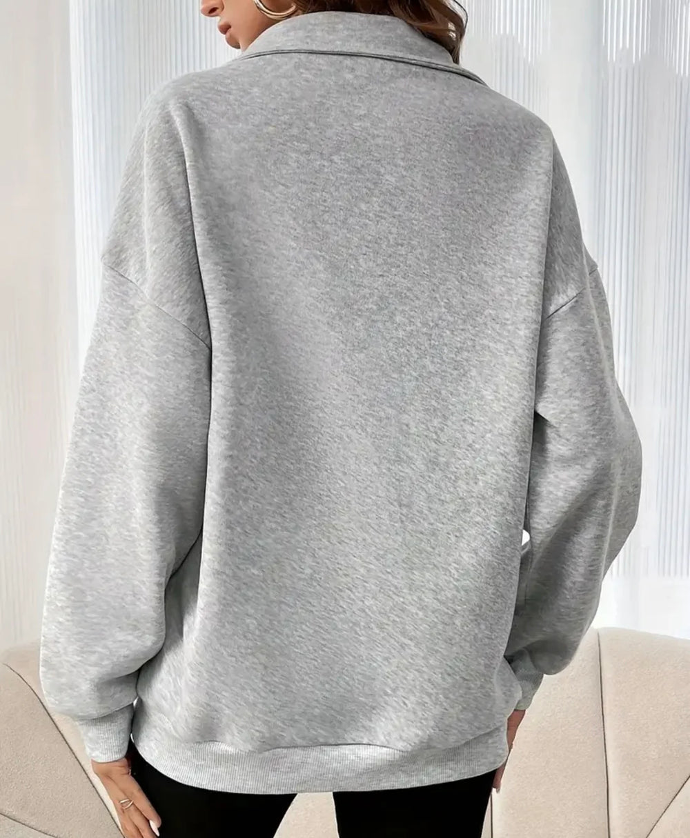 Tallulah sweatshirt: stijlvolle half-zip trui voor comfort en casual elegantie. Perfect voor knusse avonden, casual uitjes en ontspannen dagen thuis. Ontspannen pasvorm en ideaal voor laagjes, met een veelzijdige grijze kleur die bij elke outfit past. Gemaakt voor ultiem comfort en een chique, moeiteloze look. Verkrijgbaar in maten S-2XL. Upgrade je garderobe met de Tallulah en geniet van een mix van stijl en functionaliteit. Bestel nu en ervaar de perfecte combinatie van warmte en verfijning!
