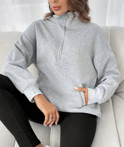 Tallulah sweatshirt: stijlvolle half-zip trui voor comfort en casual elegantie. Perfect voor knusse avonden, casual uitjes en ontspannen dagen thuis. Ontspannen pasvorm en ideaal voor laagjes, met een veelzijdige grijze kleur die bij elke outfit past. Gemaakt voor ultiem comfort en een chique, moeiteloze look. Verkrijgbaar in maten S-2XL. Upgrade je garderobe met de Tallulah en geniet van een mix van stijl en functionaliteit. Bestel nu en ervaar de perfecte combinatie van warmte en verfijning!