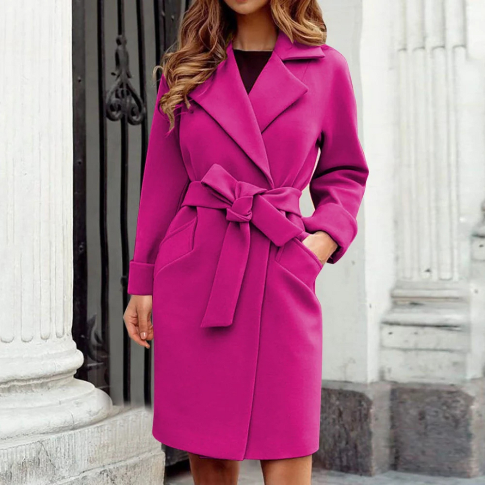 De Rosalyn trenchcoat biedt tijdloze elegantie en comfort, perfect voor formele gelegenheden en stijlvolle dagelijkse looks. Met een flatterende ceintuur, een elegant silhouet en een warme pasvorm is deze jas een must-have voor koelere dagen. Verkrijgbaar in Blauw, Roze, Rood en Marineblauw, in maten S-2XL. Upgrade je garderobe met deze klassieke trenchcoat en ervaar moeiteloze verfijning en stijl bij elke gelegenheid. Bestel nu!