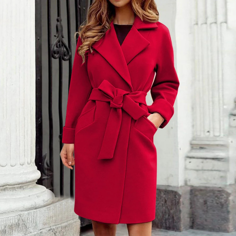 De Rosalyn trenchcoat biedt tijdloze elegantie en comfort, perfect voor formele gelegenheden en stijlvolle dagelijkse looks. Met een flatterende ceintuur, een elegant silhouet en een warme pasvorm is deze jas een must-have voor koelere dagen. Verkrijgbaar in Blauw, Roze, Rood en Marineblauw, in maten S-2XL. Upgrade je garderobe met deze klassieke trenchcoat en ervaar moeiteloze verfijning en stijl bij elke gelegenheid. Bestel nu!