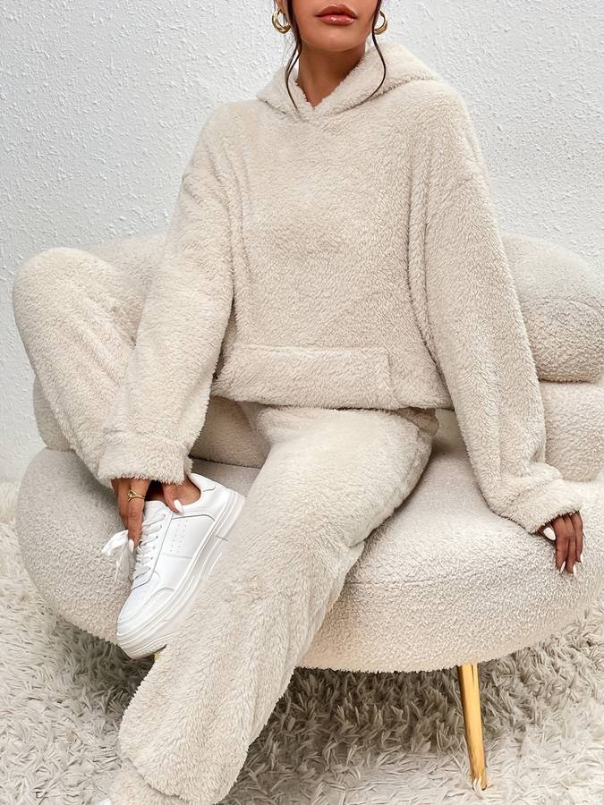 vrouw in zachte warme teddy loungewear set 