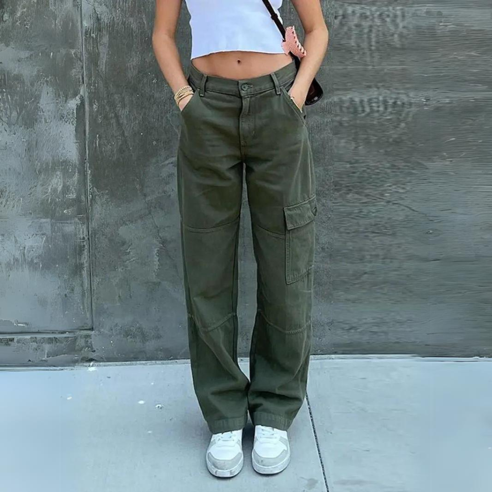 Sita cargobroek – stijl en functionaliteit in één. Met een hoge taille en relaxed-fit biedt deze broek een flatterend silhouet en ultiem draagcomfort. Gemaakt van een duurzame katoen-polyester mix en voorzien van functionele cargozakken voor extra opbergruimte. Perfect voor casual outfits, outdoor avonturen en een trendy utility look. Verkrijgbaar in groen, in maten S-L. Upgrade je garderobe met deze veelzijdige must-have. Bestel nu en ervaar stijl en gemak!
