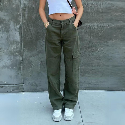Sita cargobroek – stijl en functionaliteit in één. Met een hoge taille en relaxed-fit biedt deze broek een flatterend silhouet en ultiem draagcomfort. Gemaakt van een duurzame katoen-polyester mix en voorzien van functionele cargozakken voor extra opbergruimte. Perfect voor casual outfits, outdoor avonturen en een trendy utility look. Verkrijgbaar in groen, in maten S-L. Upgrade je garderobe met deze veelzijdige must-have. Bestel nu en ervaar stijl en gemak!