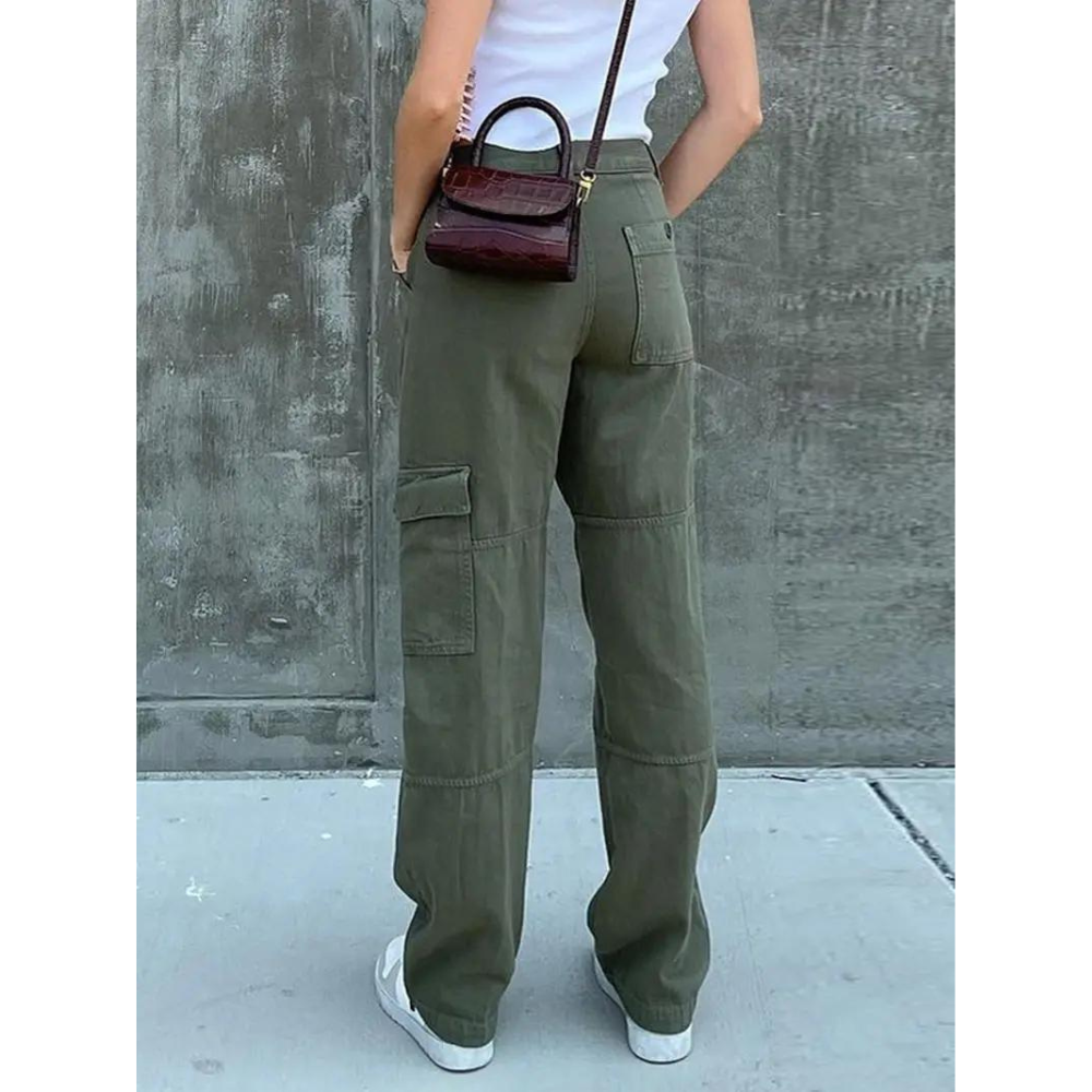Sita cargobroek – stijl en functionaliteit in één. Met een hoge taille en relaxed-fit biedt deze broek een flatterend silhouet en ultiem draagcomfort. Gemaakt van een duurzame katoen-polyester mix en voorzien van functionele cargozakken voor extra opbergruimte. Perfect voor casual outfits, outdoor avonturen en een trendy utility look. Verkrijgbaar in groen, in maten S-L. Upgrade je garderobe met deze veelzijdige must-have. Bestel nu en ervaar stijl en gemak!