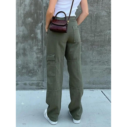 Sita cargobroek – stijl en functionaliteit in één. Met een hoge taille en relaxed-fit biedt deze broek een flatterend silhouet en ultiem draagcomfort. Gemaakt van een duurzame katoen-polyester mix en voorzien van functionele cargozakken voor extra opbergruimte. Perfect voor casual outfits, outdoor avonturen en een trendy utility look. Verkrijgbaar in groen, in maten S-L. Upgrade je garderobe met deze veelzijdige must-have. Bestel nu en ervaar stijl en gemak!