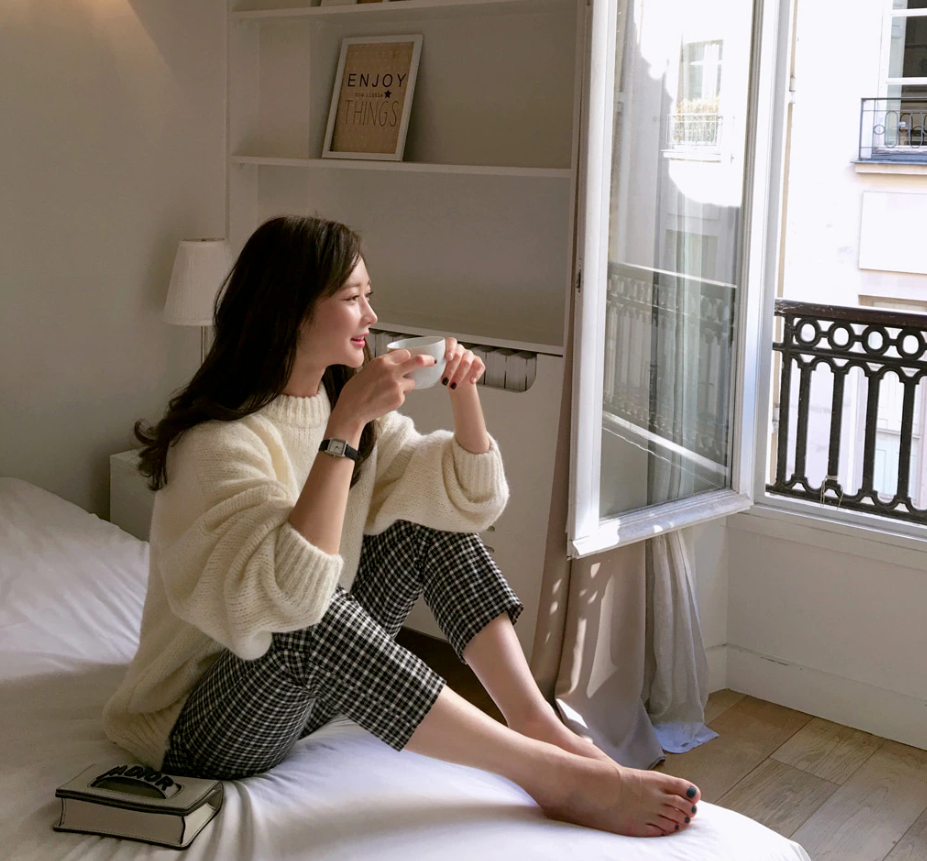 De Suri is een stijlvolle en comfortabele trui met een zachte breistructuur en relaxte pasvorm, perfect voor koude dagen. Verkrijgbaar in levendige kleuren zoals roze, mintgroen, rood violet en blauw, ideaal om te combineren met jeans, rokken of jurken. Perfect voor casual uitjes of knusse avonden thuis. Bestel nu de Suri en geniet van ultiem comfort en een chique uitstraling in elke situatie!