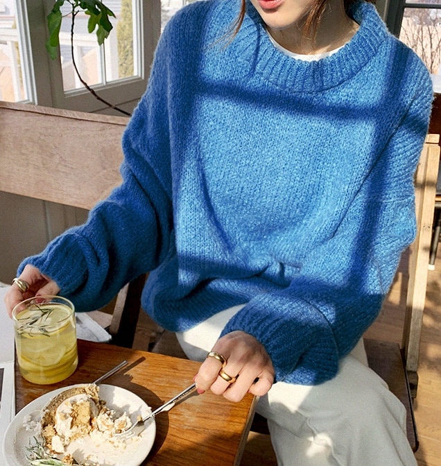 De Suri is een stijlvolle en comfortabele trui met een zachte breistructuur en relaxte pasvorm, perfect voor koude dagen. Verkrijgbaar in levendige kleuren zoals roze, mintgroen, rood violet en blauw, ideaal om te combineren met jeans, rokken of jurken. Perfect voor casual uitjes of knusse avonden thuis. Bestel nu de Suri en geniet van ultiem comfort en een chique uitstraling in elke situatie!