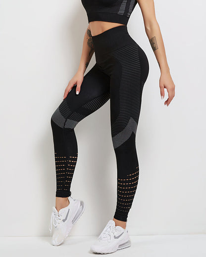 Doutsen sportlegging met hoge taille voor optimale ondersteuning en een flatterend silhouet. Gemaakt van een ademende en flexibele mix van polyester, nylon en spandex voor maximaal comfort tijdens workouts. Naadloze constructie voorkomt irritatie en het push-up effect accentueert je natuurlijke vormen. Perfect voor hardlopen, yoga, gym en athleisure. Verkrijgbaar in zwart, maten XS-2XL. Bestel nu en ervaar de perfecte combinatie van stijl, support en bewegingsvrijheid!
